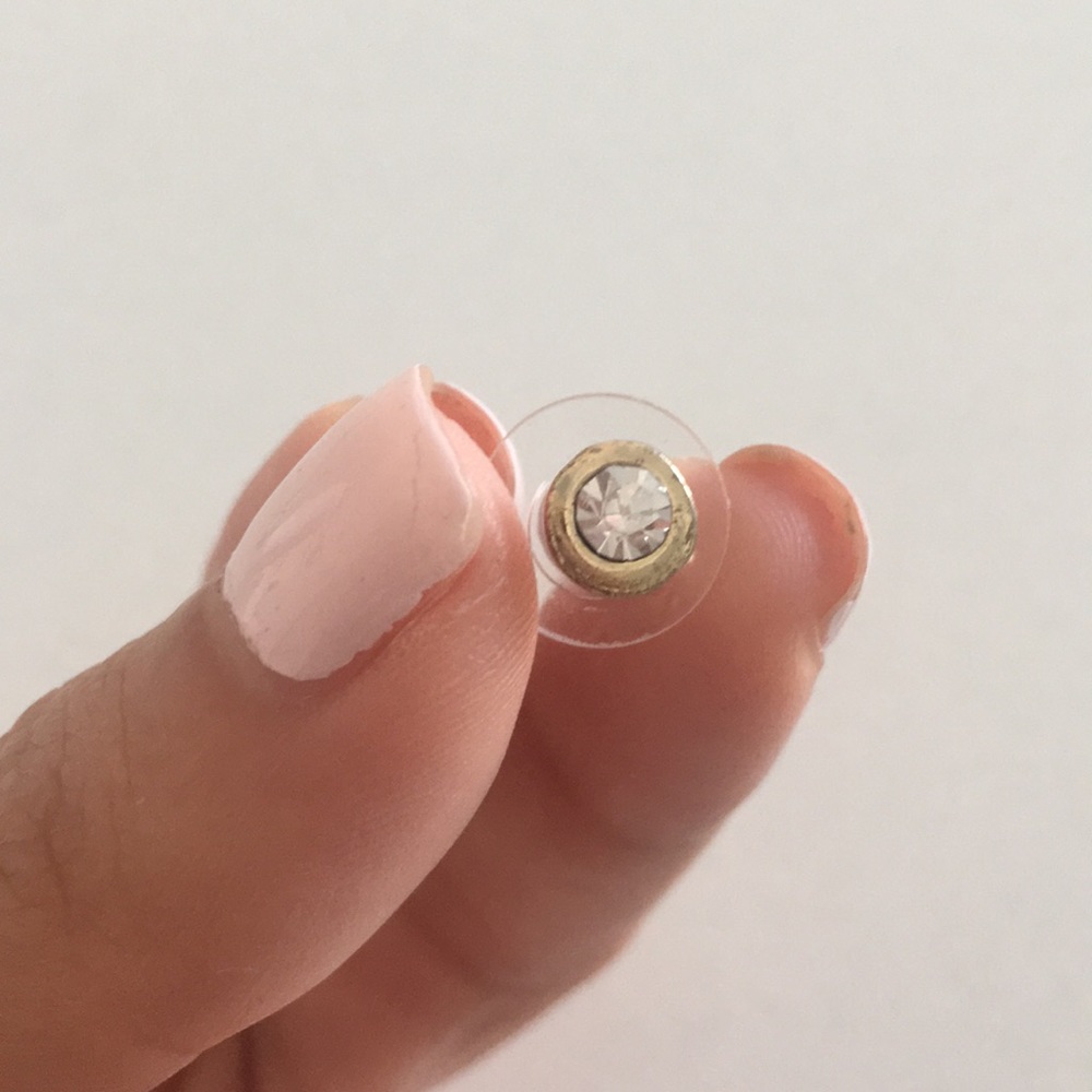 Single stone stud earring